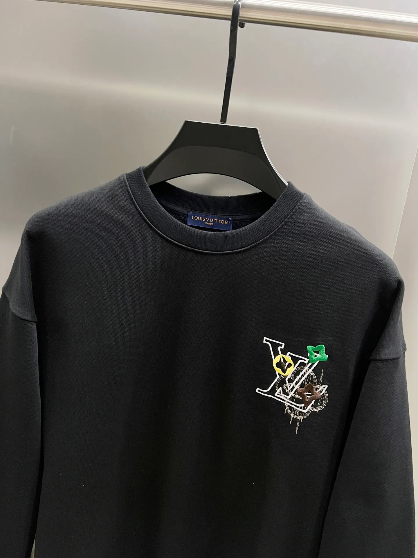 🅿️290 1v Louis* 2025 autumn and winter new style, customized 430g double yarn fabric, round neck long-sleeved sweatshirt, classic three-dimensional embroidery design, high-end version! The same loose version for men and women S M L XL XXL five sizes color black white